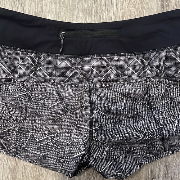 Lululemon Speed Up Shorts - Picture 4 of 5
